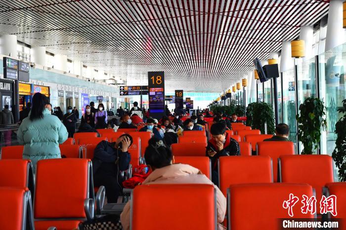 圖為旅客在機(jī)場(chǎng)候機(jī)室等待登機(jī)?！≈芎?攝