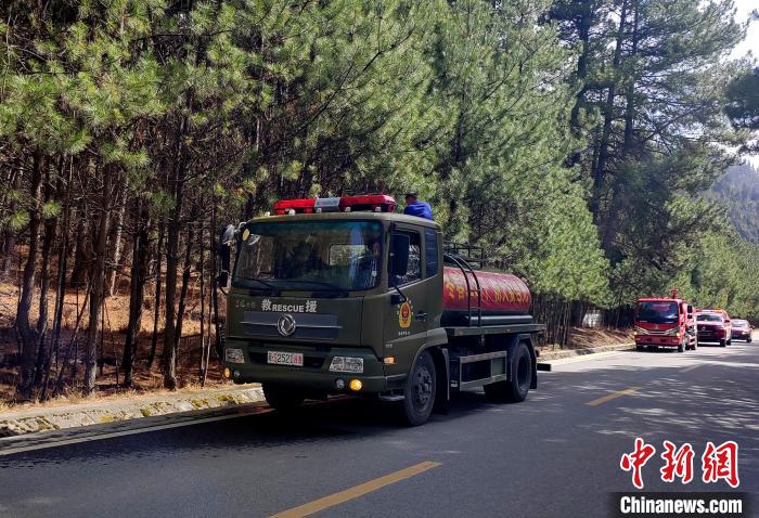 林芝市森林消防支隊(duì)米林中隊(duì)在米林縣一帶開(kāi)展灑水增濕作業(yè)?！≮w健宇 攝