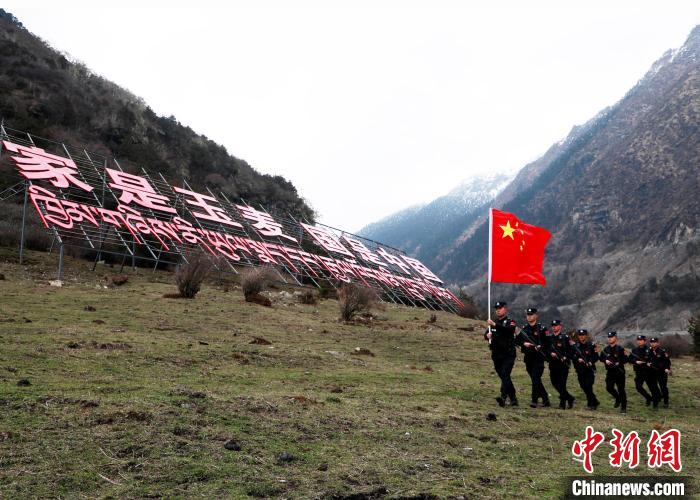 山南邊境管理支隊玉麥邊境派出所民警在轄區(qū)開展巡邏。　鄭琦山 攝