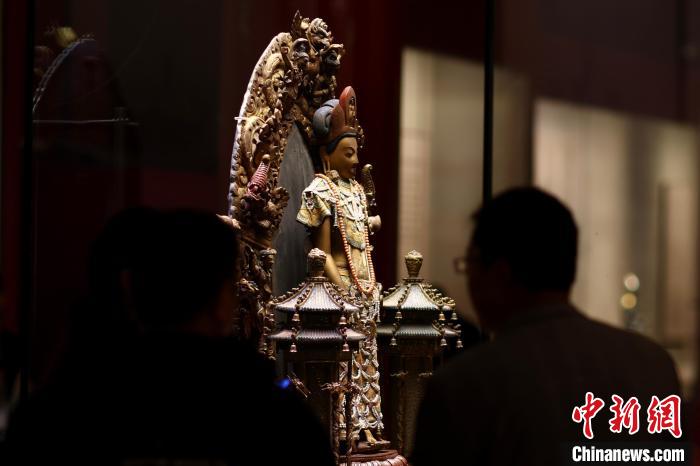 展廳現(xiàn)場的檀香木觀音菩薩像(故宮博物院藏 雨花閣陳設(shè)) 盛佳鵬 攝