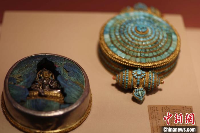 展廳現(xiàn)場的金嵌松石佛窩(故宮博物院藏) 盛佳鵬 攝