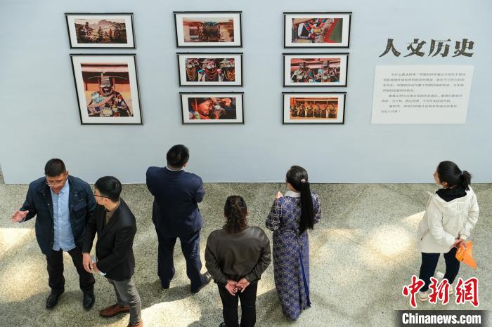 圖為觀眾觀看展覽。