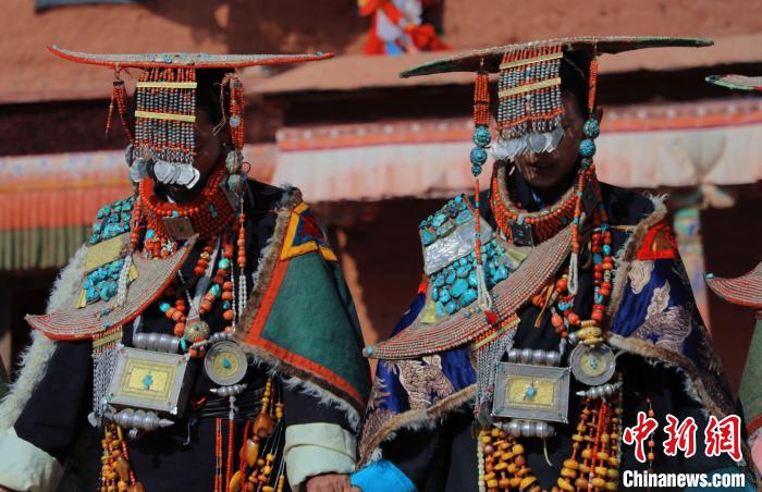 圖為參展攝影師拍攝的西藏阿里普蘭飛天服飾?！≈鬓k方 供圖