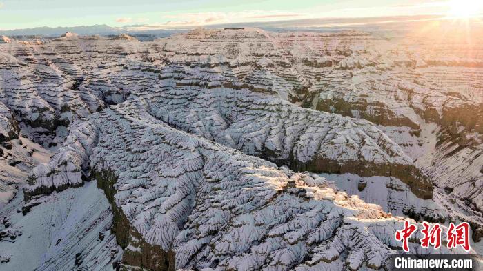 圖為參展攝影師拍攝的西藏阿里札達土林雪后風光。　主辦方 供圖