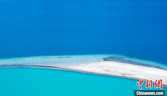 圖為山南羊卓雍錯?！『闻罾?攝