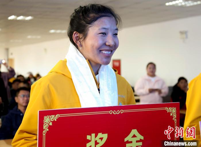 玉珍拉姆上臺領(lǐng)獎。　貢確 攝