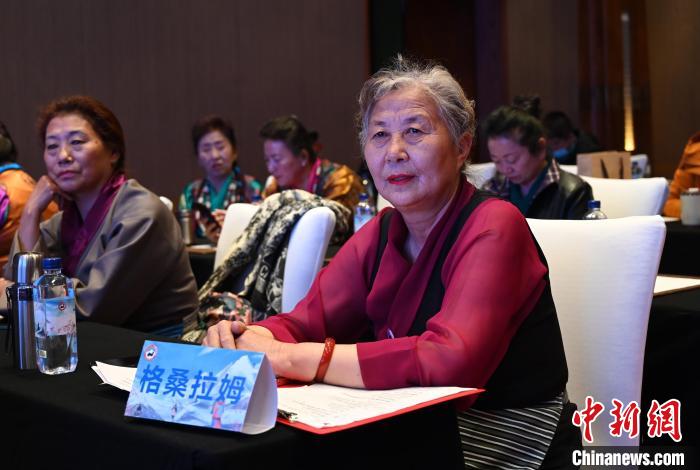 圖為西藏銀發(fā)旅游產(chǎn)品體驗(yàn)團(tuán)老年代表?！≮w朗 攝