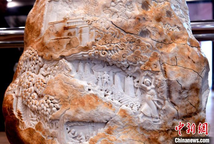 圖為5月16日，展覽中的漢白玉雕作品《猴子變?nèi)恕?。　李?攝