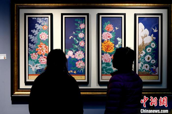圖為5月16日，觀眾正在欣賞展覽中的新創(chuàng)唐卡作品?！±盍?攝