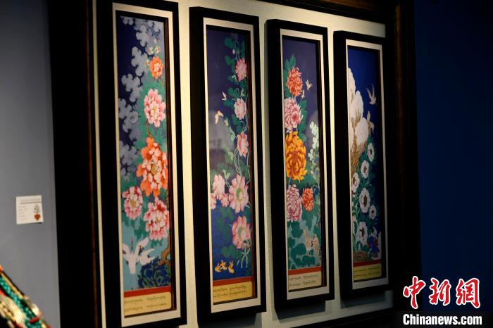 圖為5月16日，展覽中新創(chuàng)唐卡作品《四季花》?！±盍?攝