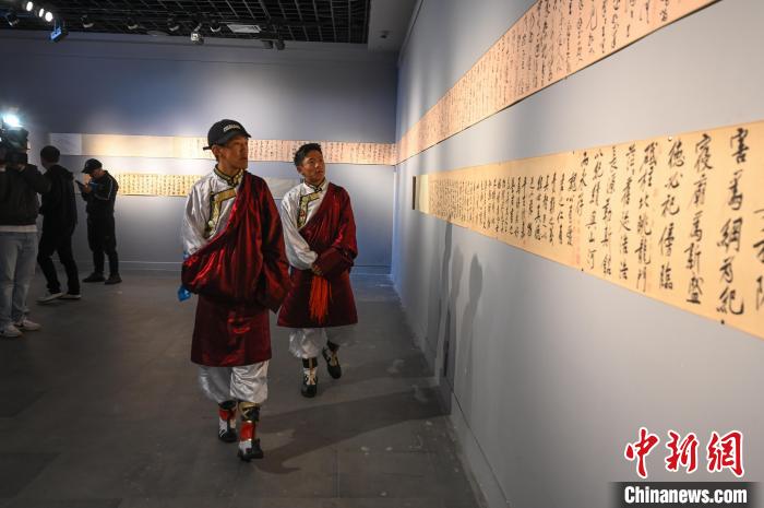 圖為學(xué)生參觀黃庭堅(jiān)書法文獻(xiàn)展?！≮w朗 攝