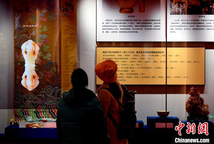 圖為5月18日，觀眾正在欣賞展覽?！±盍?攝