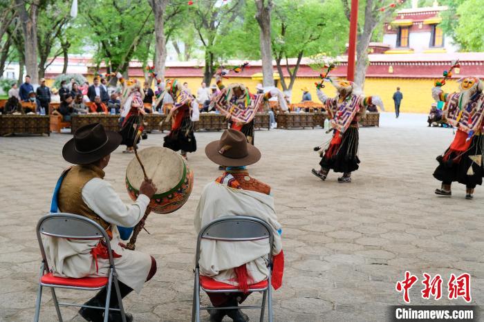 中國(guó)西藏發(fā)展論壇中外參訪嘉賓在拉薩羅布林卡觀藏戲、品卡塞