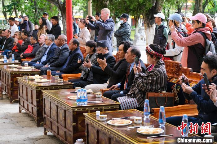 5月19日，中外嘉賓在羅布林卡和游客一起觀看藏戲。　江飛波 攝