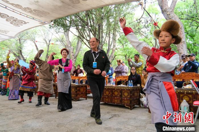 英國(guó)籍嘉賓柯馬凱(Michael Crook)加入鍋莊舞隊(duì)伍?！〗w波 攝