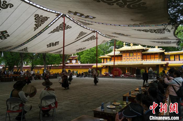 圖為當(dāng)日拉薩羅布林卡?！〗w波 攝