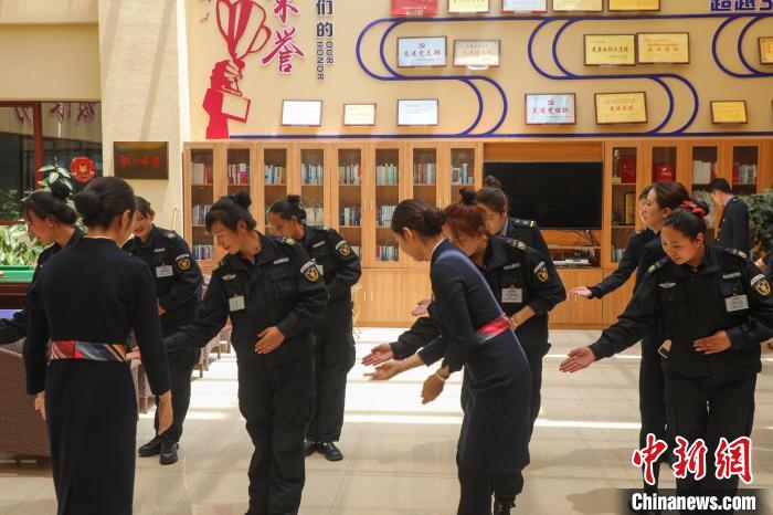 日喀則火車站客運人員學(xué)習(xí)服務(wù)禮儀?！《飞降?攝