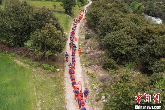 圖為西藏林芝森林消防員穿越山林。　馮怡凡 攝
