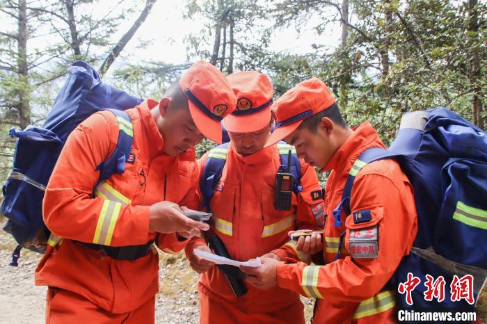 圖為消防員開展野外按圖行進(jìn)訓(xùn)練?！抢倮?攝