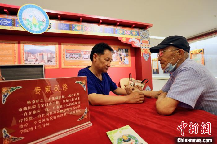 “藏韻瑰寶”藏醫(yī)四部醫(yī)典唐卡珍品展在天津美術(shù)館展出，展覽現(xiàn)場(chǎng)藏醫(yī)專家義診受歡迎?！⒖∩n 攝