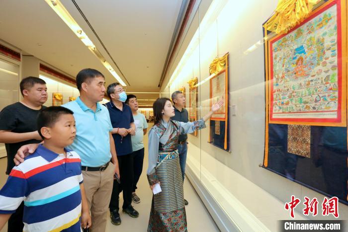 “藏韻瑰寶”藏醫(yī)四部醫(yī)典唐卡珍品展現(xiàn)場(chǎng)?！⒖∩n 攝