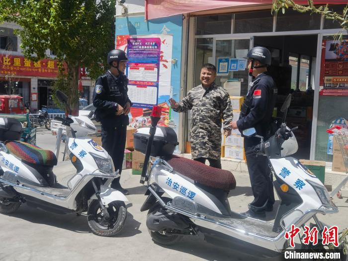 民警對轄區(qū)商鋪進行走訪排查?！↑S創(chuàng)偉 攝