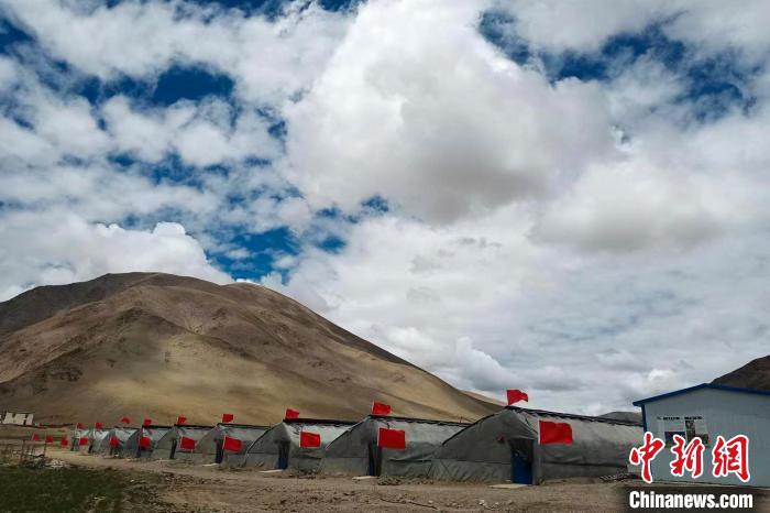 圖為西藏康馬縣的高原溫室大棚?！⒔ㄜ?攝