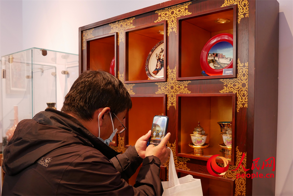 觀眾正在用手機(jī)拍攝展品。人民網(wǎng) 韋衍行攝