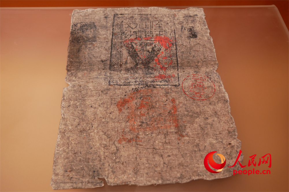 中統(tǒng)元寶交鈔（復(fù)制件）。人民網(wǎng) 韋衍行攝