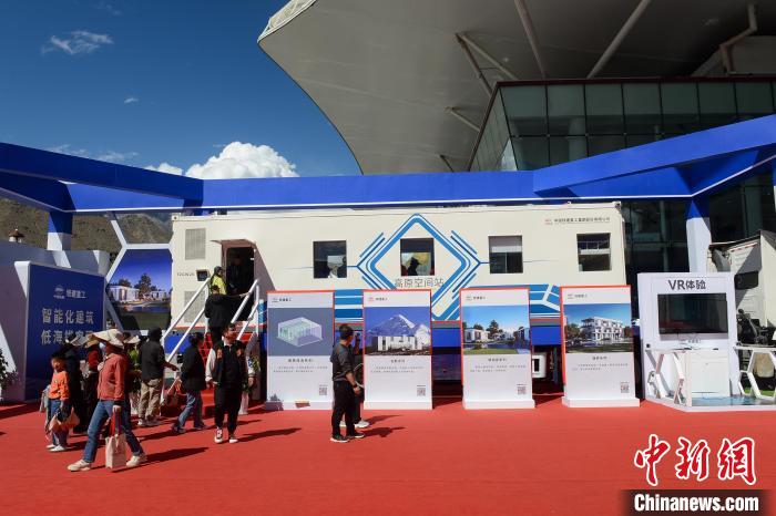 展覽現(xiàn)場(chǎng)，觀眾體驗(yàn)裝配式增壓增氧建筑?！~ 攝
