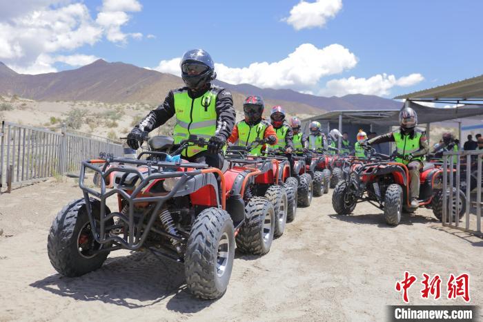 圖為比賽選手途經(jīng)扎囊沙漠公園?！∮文恋厍蚬﹫D