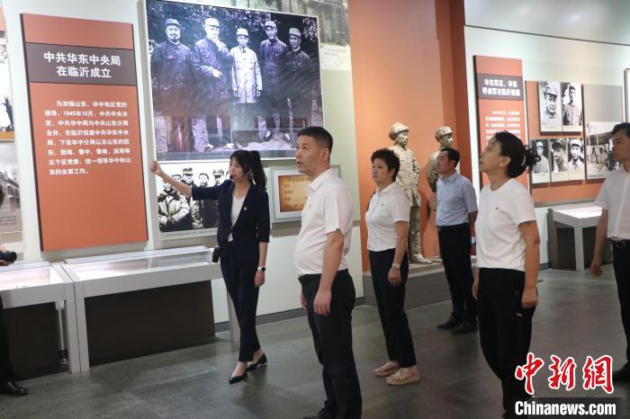 圖為西藏航空一行在臨沂市沂蒙革命紀(jì)念館開展主題教育活動。　姜博 攝