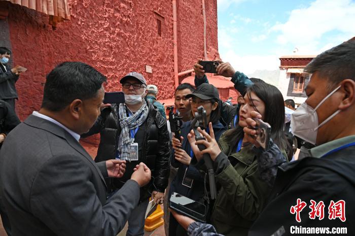 圖為中外媒體采訪布達拉宮管理處相關負責人?！≮w朗 攝