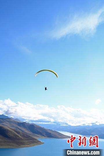 圖為在羊卓雍錯，游客體驗高空滑翔。　趙朗 攝