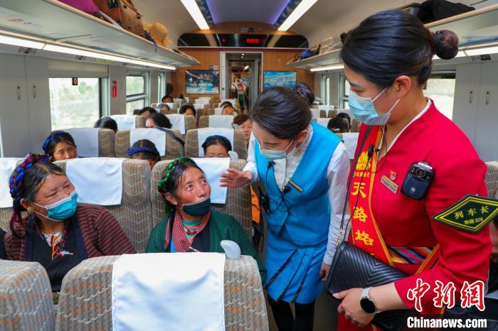 農(nóng)牧民乘坐高原復(fù)興號動車組出行。　周悅翔 攝