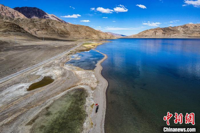 班公湖又稱措木昂拉仁波，藏語意為“長脖子天鵝”?！↓埿▲P 攝