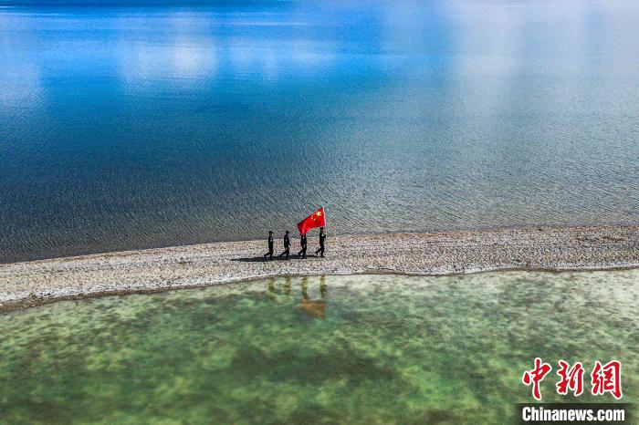 班公湖巡邏現(xiàn)場。　龍小鳳 攝