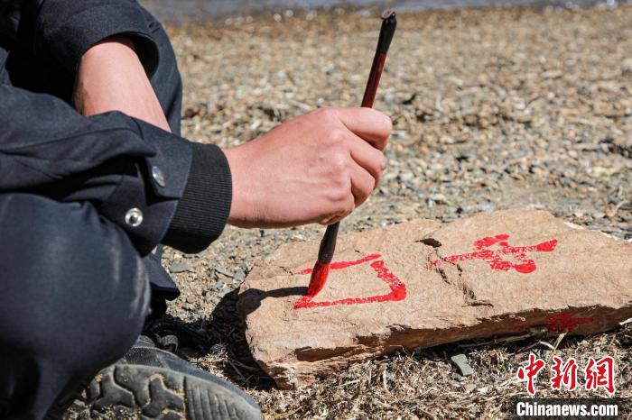 班公湖邊境派出所民警寫下“中國”標記。　龍小鳳 攝