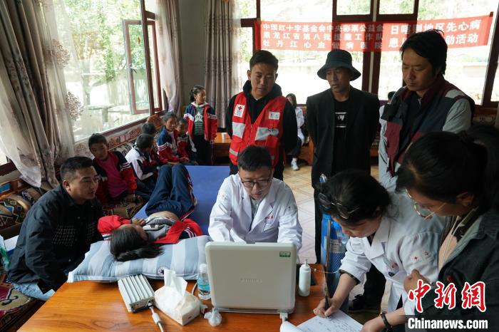 6月27日，西藏康馬縣少崗鄉(xiāng)中心小學的孩子參加先心病篩查?！√K丹 攝