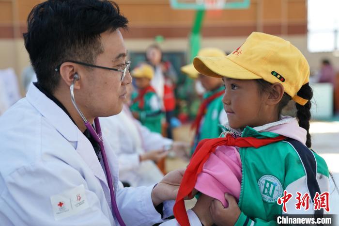 6月27日，西藏康馬縣南尼鄉(xiāng)中心小學的孩子參加先心病篩查。　蘇丹 攝