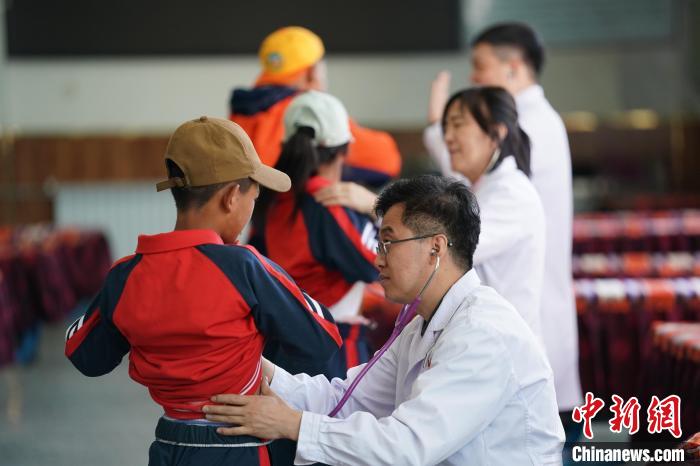 6月26日，西藏日喀則特校的孩子參加先心病篩查?！√K丹 攝