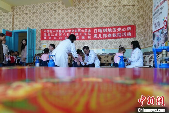 6月27日，西藏康馬縣雙語幼兒園的孩子參加先心病篩查?！√K丹 攝