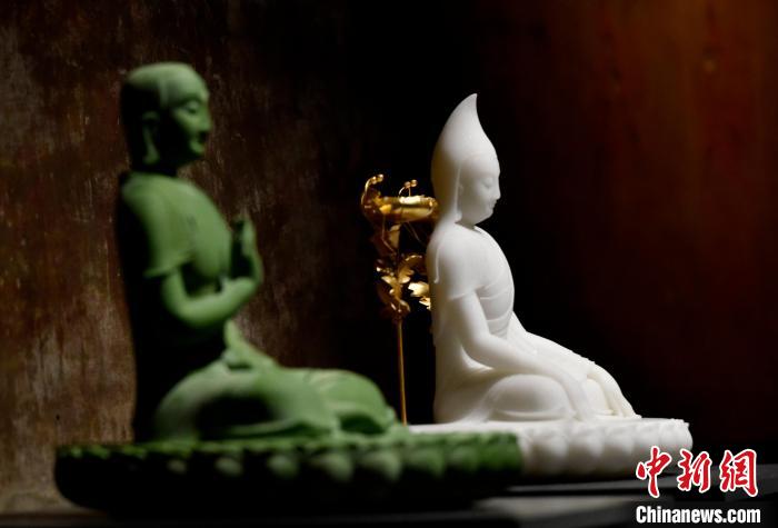 圖為展覽中圍繞西藏歷史與傳統(tǒng)創(chuàng)作的雕塑作品?！±盍?攝
