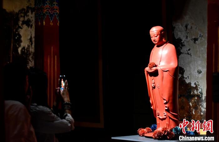 圖為觀眾正在欣賞展覽中的雕塑作品。