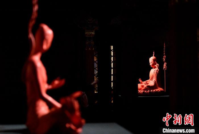 圖為展覽中圍繞西藏歷史與傳統(tǒng)創(chuàng)作的雕塑作品?！±盍?攝