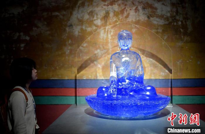 圖為觀眾正在欣賞展覽中的雕塑作品?！±盍?攝