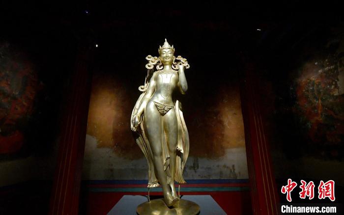 圖為展覽中圍繞西藏歷史與傳統(tǒng)創(chuàng)作的雕塑作品《八萬四千年》?！±盍?攝