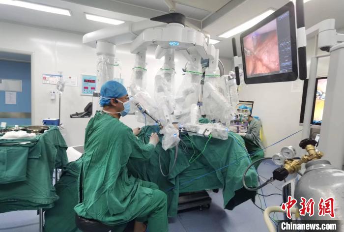 圖為援藏主任郝一昌協(xié)助進(jìn)行達(dá)芬奇機(jī)器人手術(shù)?！∥鞑刈灾螀^(qū)人民醫(yī)院供圖