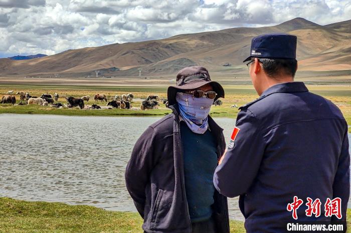 資料圖為民警何宗源在公珠湖了解牧民情況?！↓埿▲P 攝