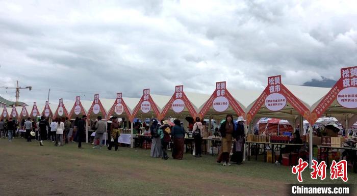 圖為熱鬧的“松贊夜市”?！∝暽＠?攝